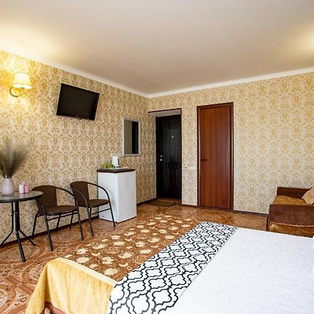 Олимп Hotel Zaliznyi Port Buitenkant foto